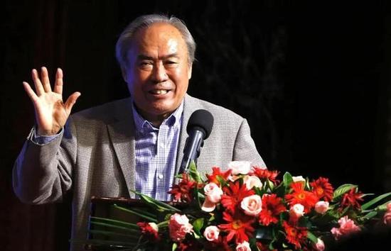包括曼联队长B费、热刺的麦迪逊在内的9名球员都得到了两张黄牌。